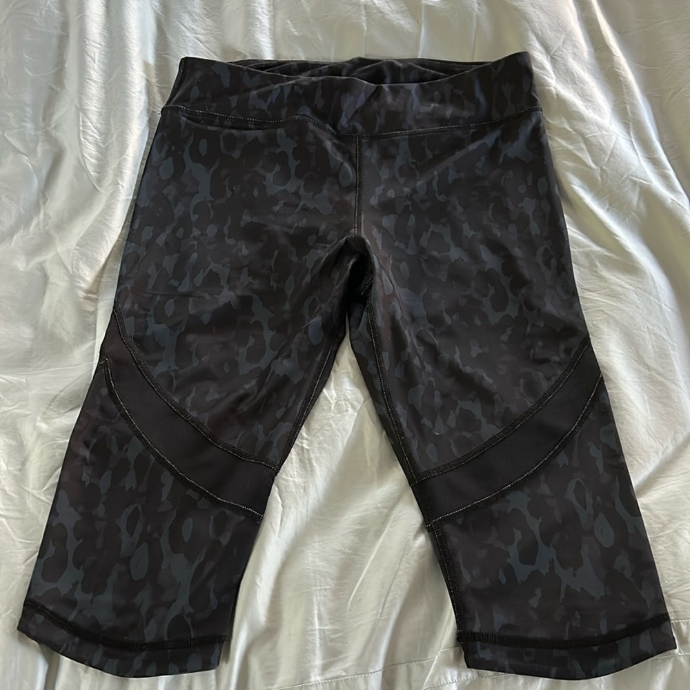 Neverworn Alala yoga capri pants